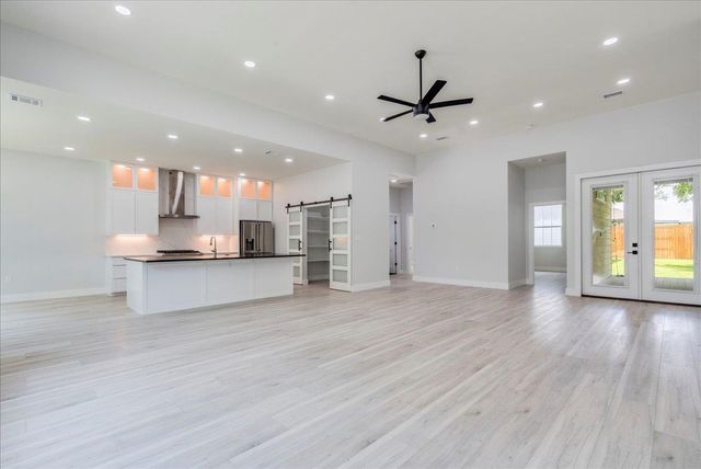 1215 Howard ST, Taylor, TX 76574