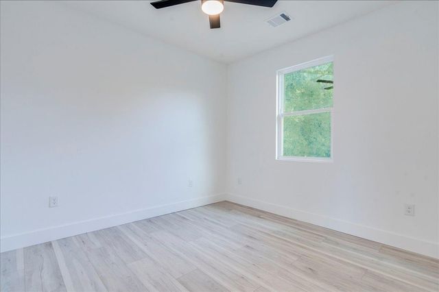 1215 Howard ST, Taylor, TX 76574