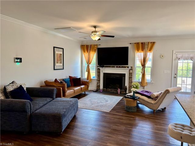 12 Freemont Court, Thomasville, NC 27360