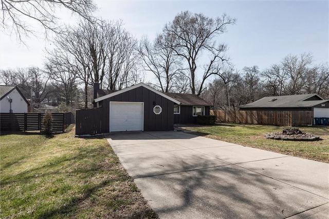 7645 Colonial Drive, Prairie Village, KS 66208