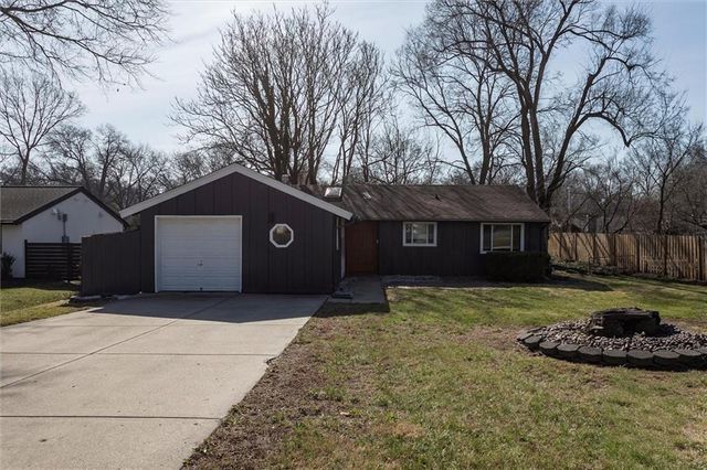 7645 Colonial Drive, Prairie Village, KS 66208