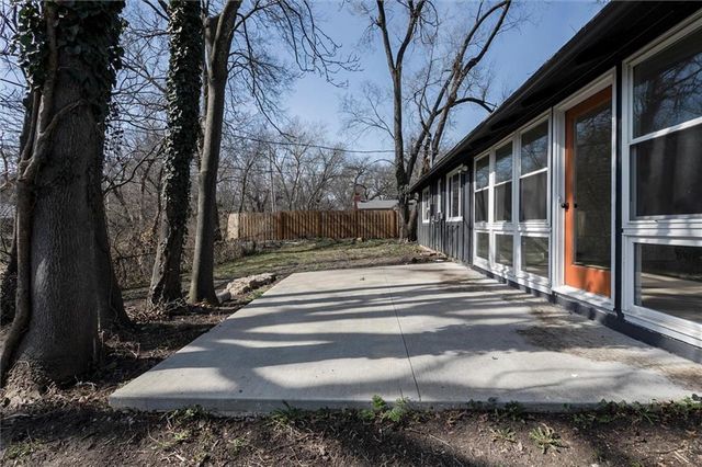 7645 Colonial Drive, Prairie Village, KS 66208