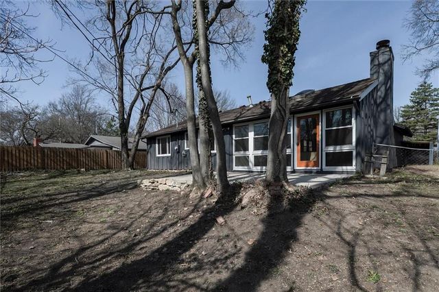 7645 Colonial Drive, Prairie Village, KS 66208