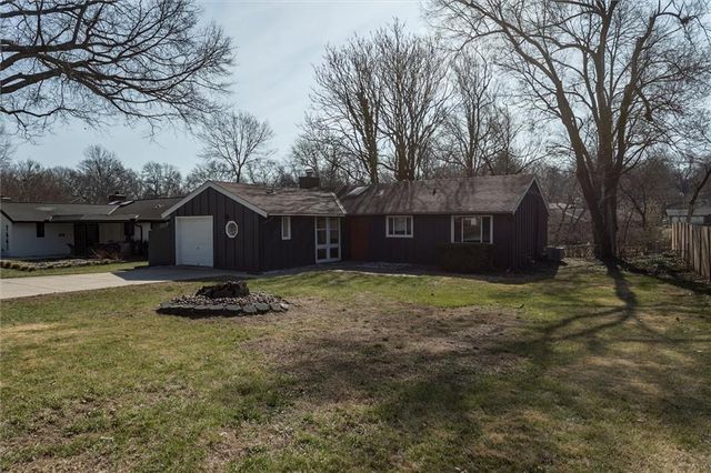 7645 Colonial Drive, Prairie Village, KS 66208
