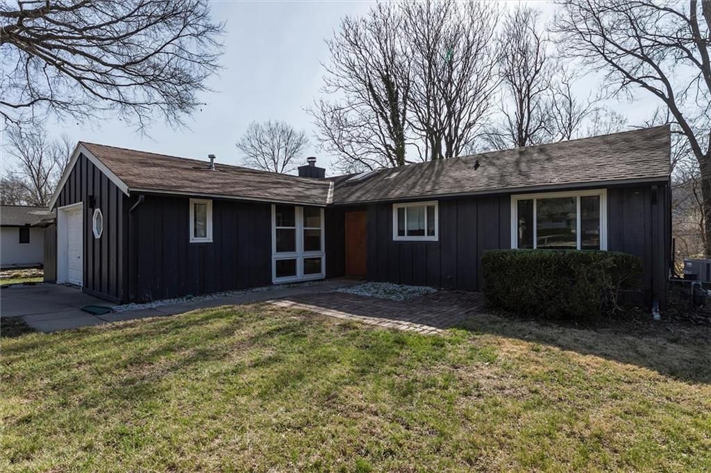 7645 Colonial Drive, Prairie Village, KS 66208