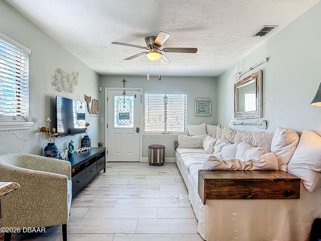 829 E 9th Avenue, New Smyrna Beach, FL 32169