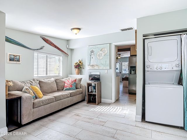 829 E 9th Avenue, New Smyrna Beach, FL 32169