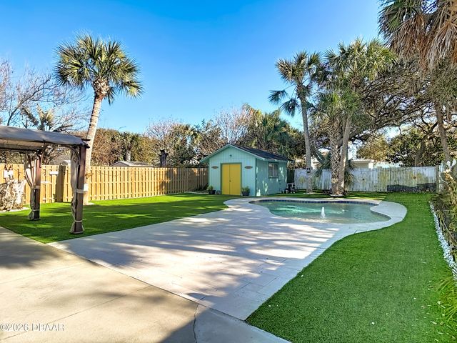 829 E 9th Avenue, New Smyrna Beach, FL 32169