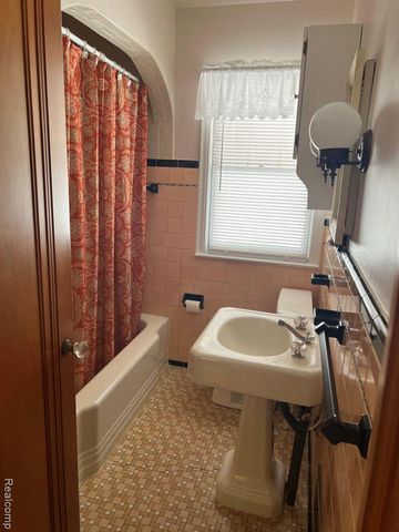 13226 Catalpa Street, Southgate, MI 48195