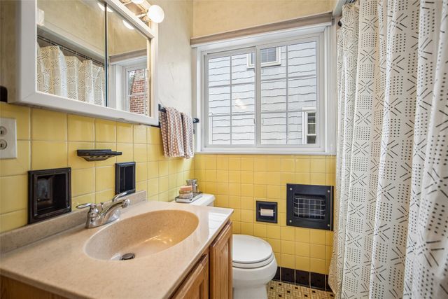 5716 Kingman Avenue, Des Moines, IA 50311