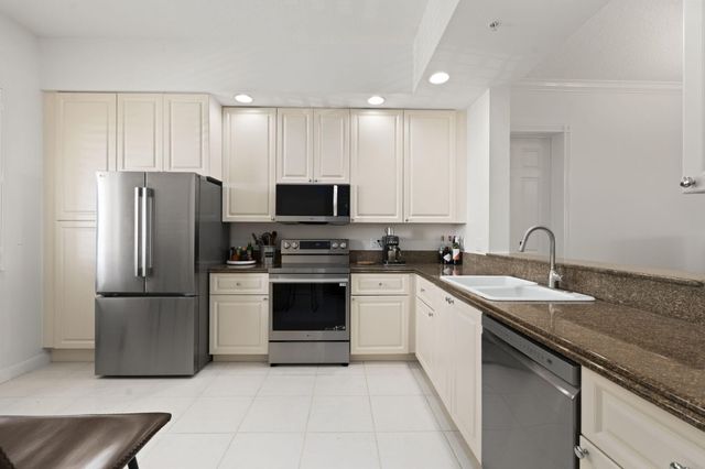 13 Harbour Isle Drive W Ph2, Fort Pierce, FL 34949