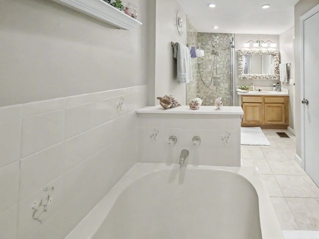 74 Voyagers Ln 74, Ashland, MA 01721