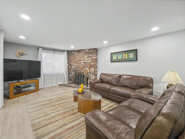 74 Voyagers Ln 74, Ashland, MA 01721