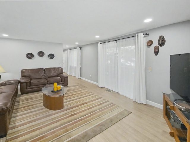 74 Voyagers Ln 74, Ashland, MA 01721