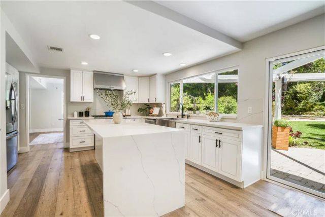 4726 Winnetka Avenue, Woodland Hills, CA 91364