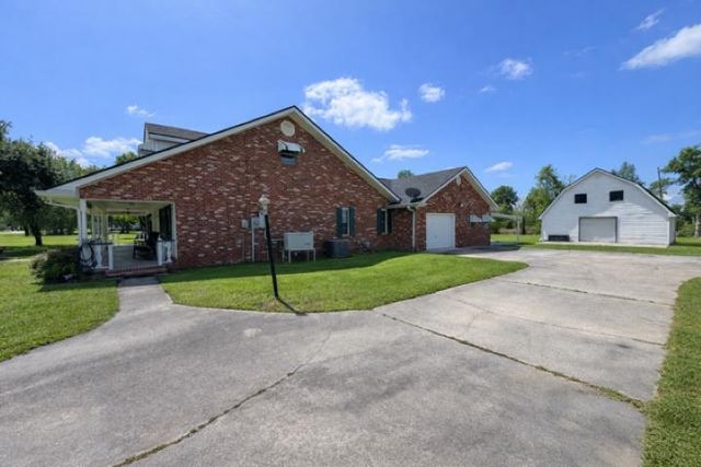 4126 Bayouside Dr, Houma, LA 70363