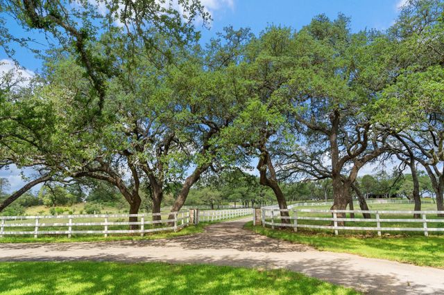 5055 Wayside DR, Wimberley, TX 78676