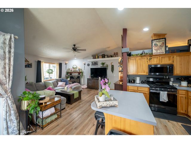 1137 Se 2ND Ave, Mill City, OR 97360