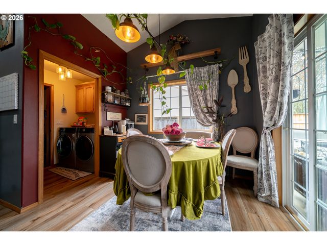 1137 Se 2ND Ave, Mill City, OR 97360