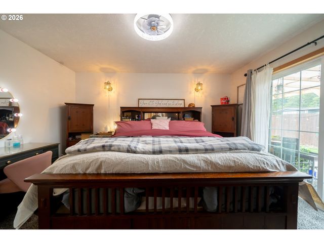 1137 Se 2ND Ave, Mill City, OR 97360