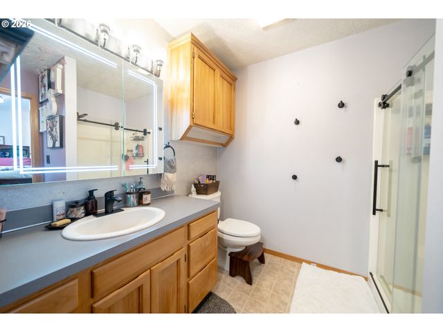 1137 Se 2ND Ave, Mill City, OR 97360