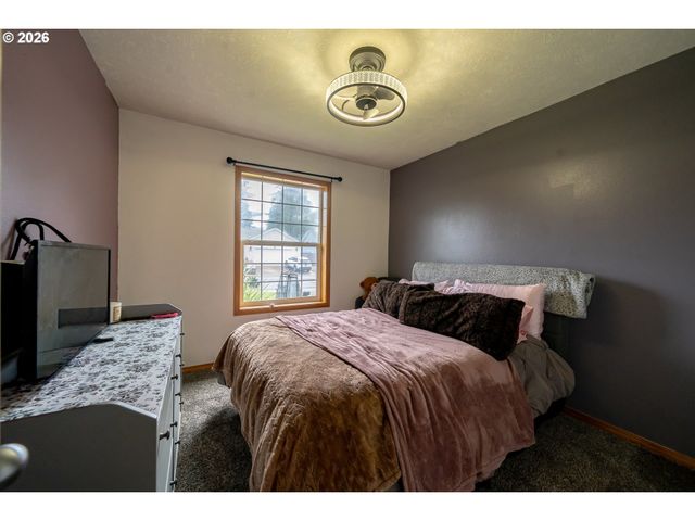 1137 Se 2ND Ave, Mill City, OR 97360