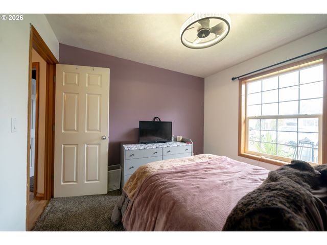 1137 Se 2ND Ave, Mill City, OR 97360