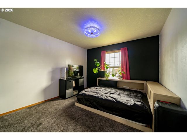 1137 Se 2ND Ave, Mill City, OR 97360