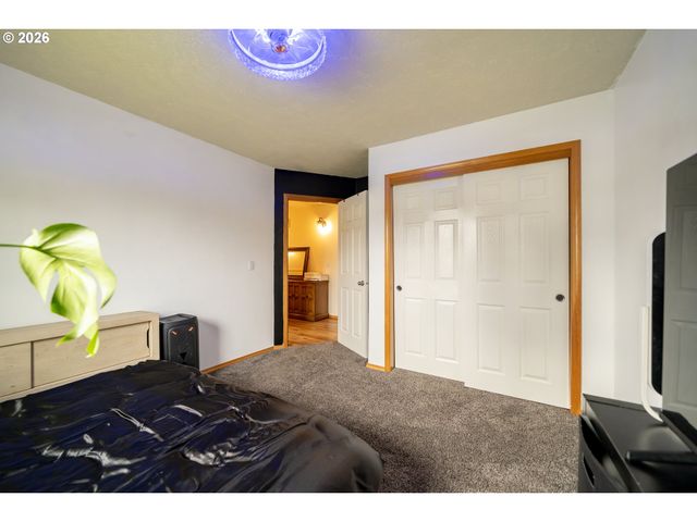 1137 Se 2ND Ave, Mill City, OR 97360