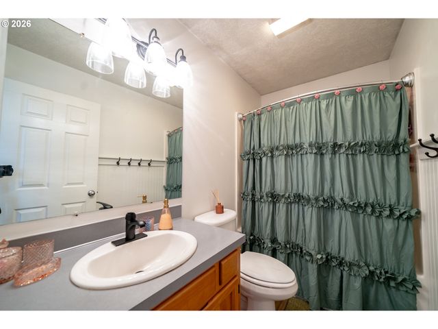 1137 Se 2ND Ave, Mill City, OR 97360