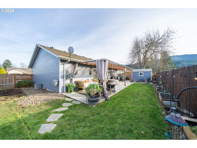 1137 Se 2ND Ave, Mill City, OR 97360