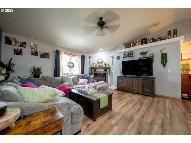 1137 Se 2ND Ave, Mill City, OR 97360