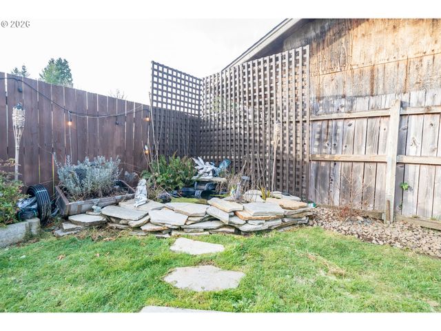 1137 Se 2ND Ave, Mill City, OR 97360