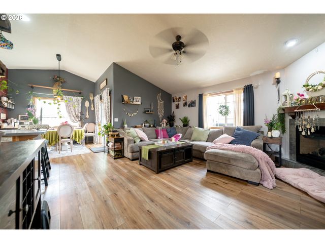 1137 Se 2ND Ave, Mill City, OR 97360