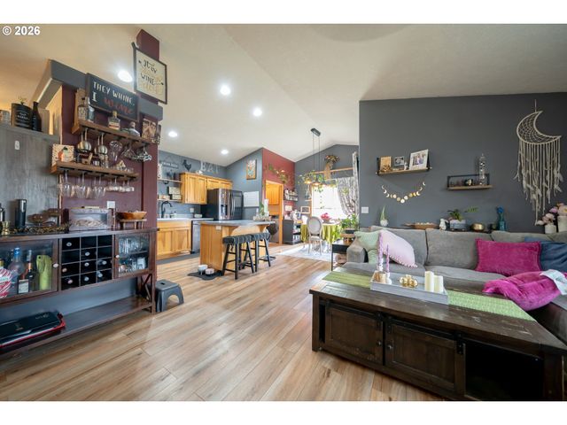 1137 Se 2ND Ave, Mill City, OR 97360