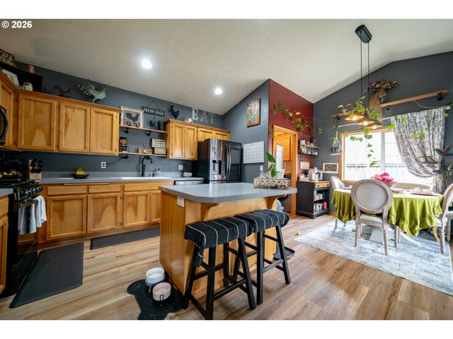 1137 Se 2ND Ave, Mill City, OR 97360