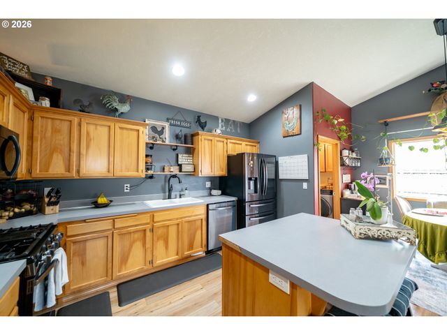 1137 Se 2ND Ave, Mill City, OR 97360