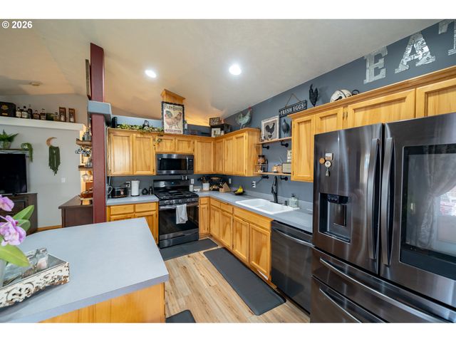 1137 Se 2ND Ave, Mill City, OR 97360