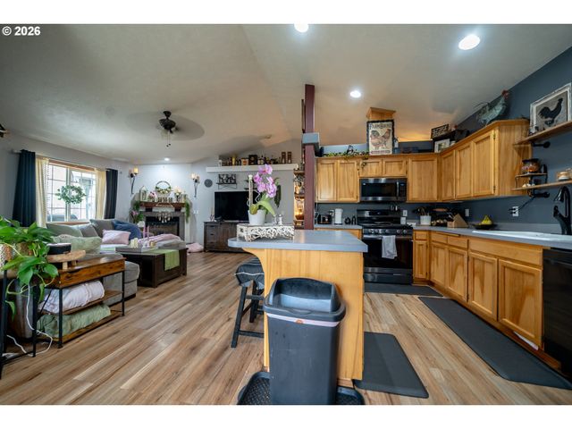 1137 Se 2ND Ave, Mill City, OR 97360