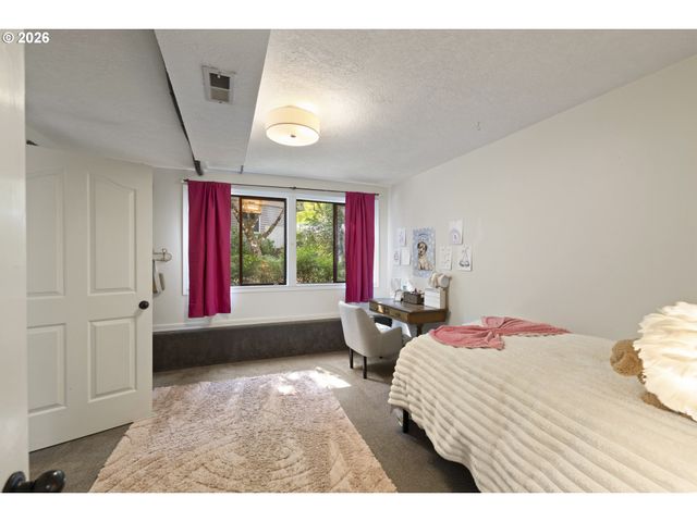 2910 CARRIAGE Way, West Linn, OR 97068