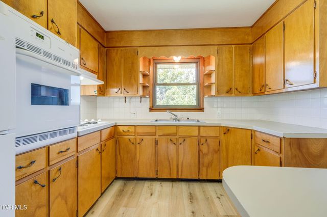 212 Hill Avenue, Surgoinsville, TN 37873