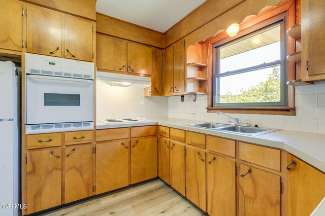 212 Hill Avenue, Surgoinsville, TN 37873