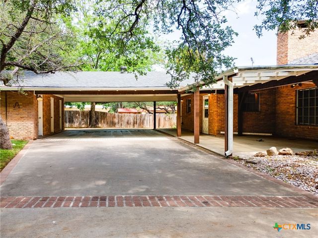 1409 W North Avenue, Lampasas, TX 76550