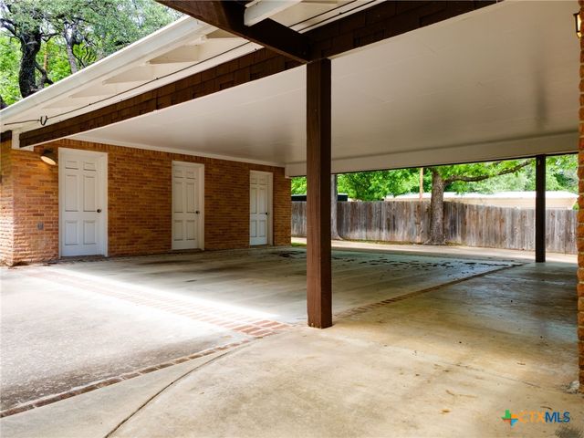 1409 W North Avenue, Lampasas, TX 76550