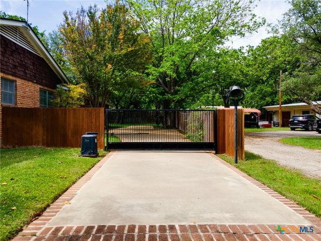 1409 W North Avenue, Lampasas, TX 76550