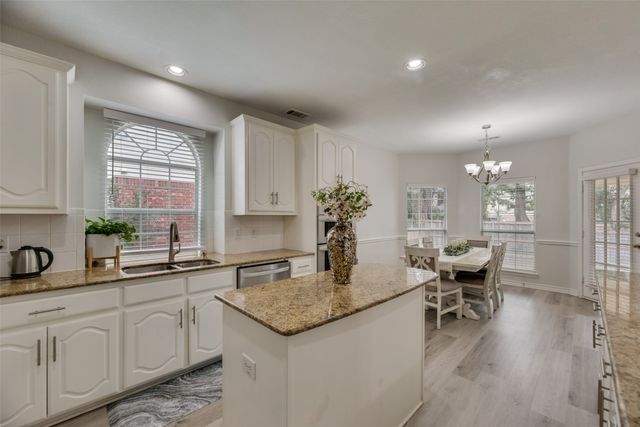 202 Forestridge Drive, Mansfield, TX 76063