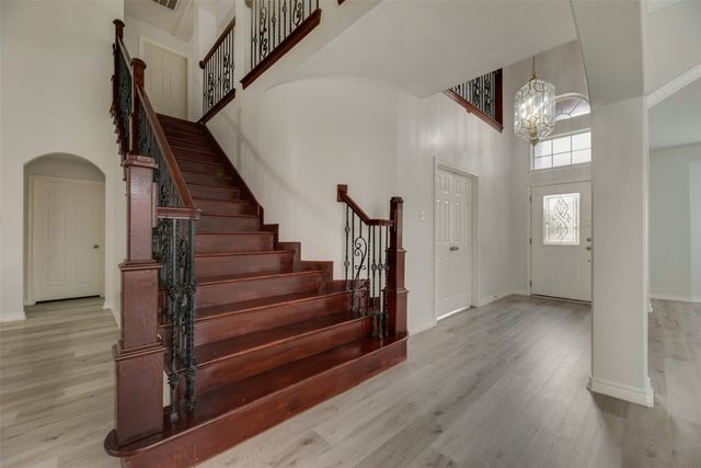 202 Forestridge Drive, Mansfield, TX 76063