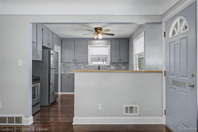 5375 Mayfair Street, Dearborn Heights, MI 48125