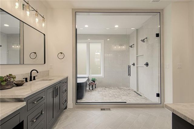 2150 NW Scenic View Drive, Riverside, MO 64150