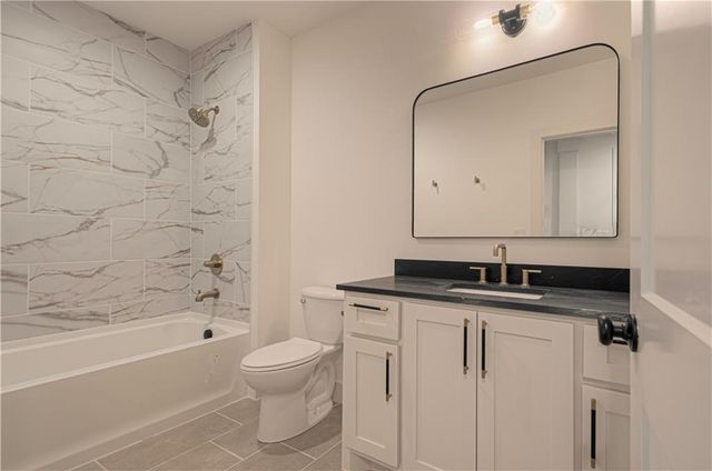 2150 NW Scenic View Drive, Riverside, MO 64150